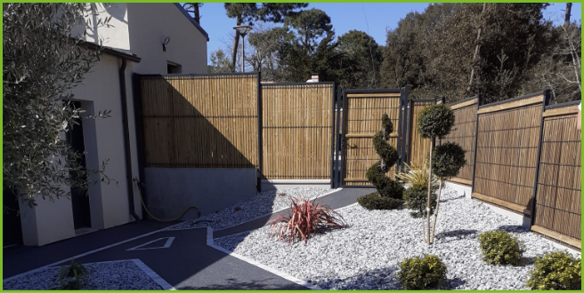 Clôture en bambou et portail moderne pour jardin